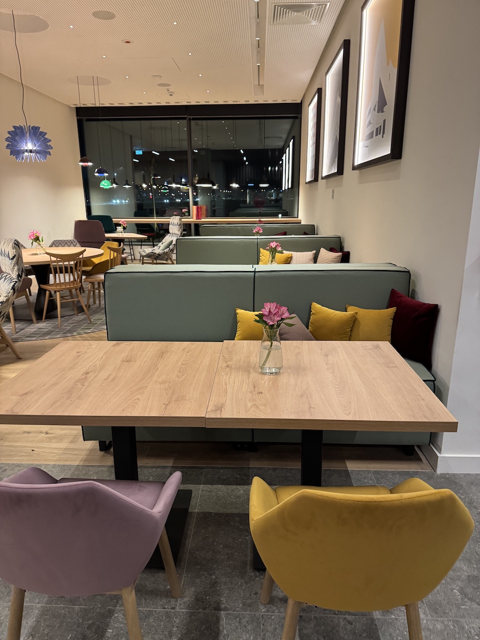 Hampton-Logo am Hoteleingang