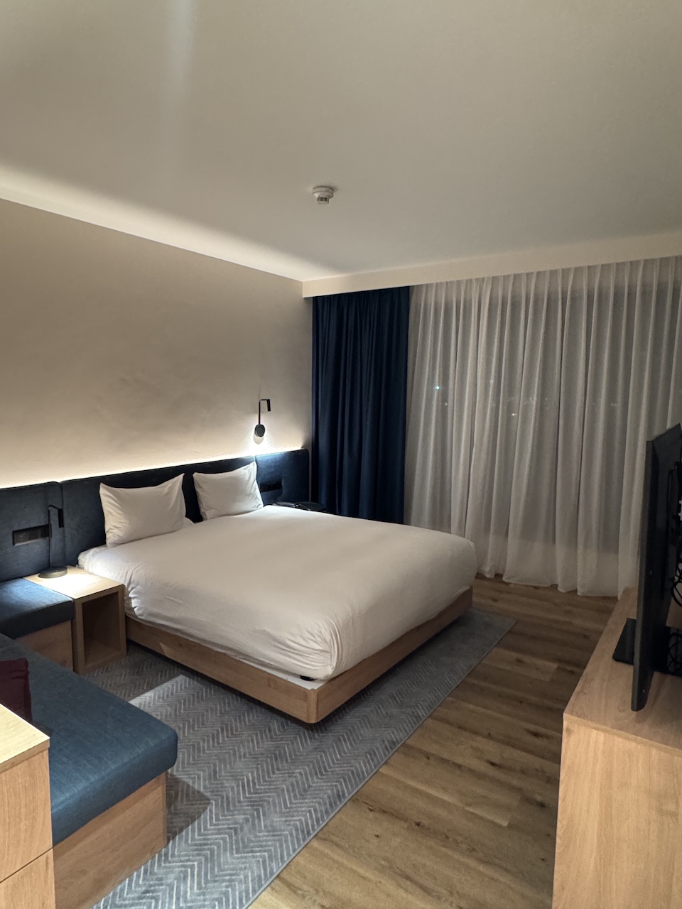 Zimmerübersicht mit Bett und Couch