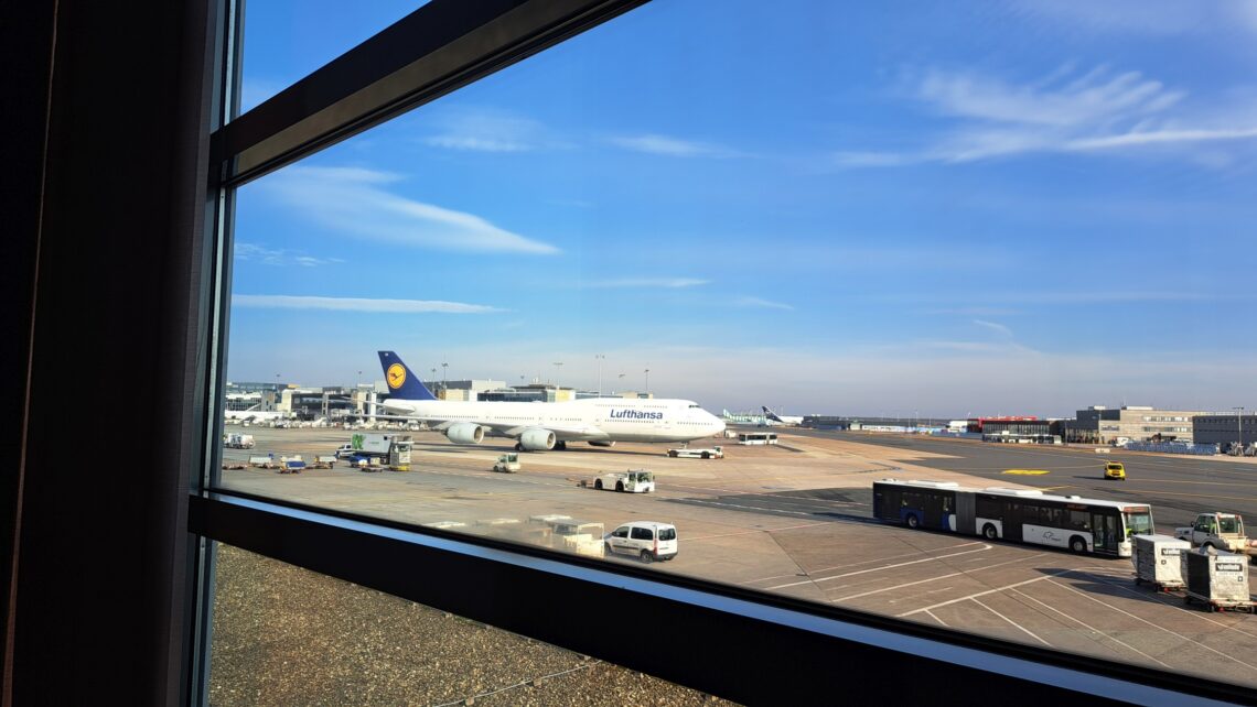 Lufthansa Panorama Lounge Frankfurt — Vorfeldblick