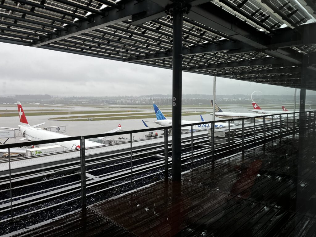 Swiss First Class Lounge Zürich — Terrasse mit Vorfeldblick