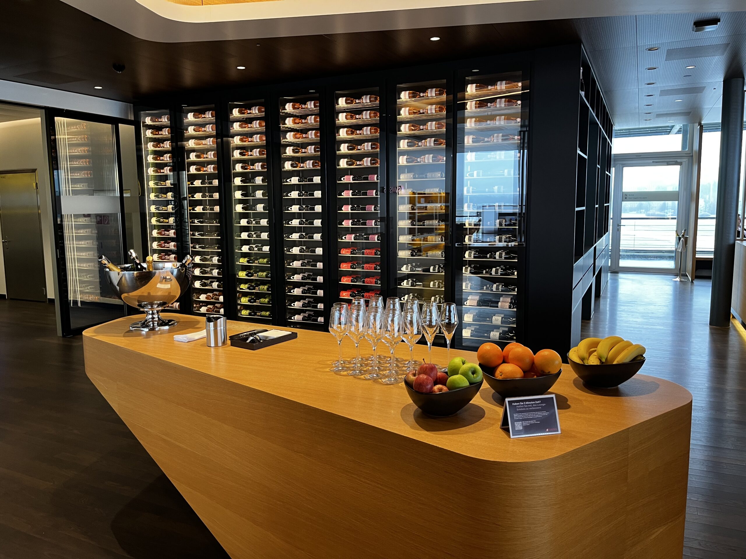 Swiss First Class Lounge Zürich — Weinbar